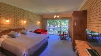 Barrass's John Bright Motor Inn