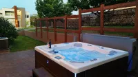 SG1 Stunning Views + Private Hot Tub - Charming Moab Retreat - Near Arches Park - Kylpyammeita