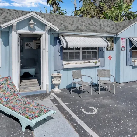 Historic Beach Cottage Steps from Beach. Pet Friendly! Sleeps 5