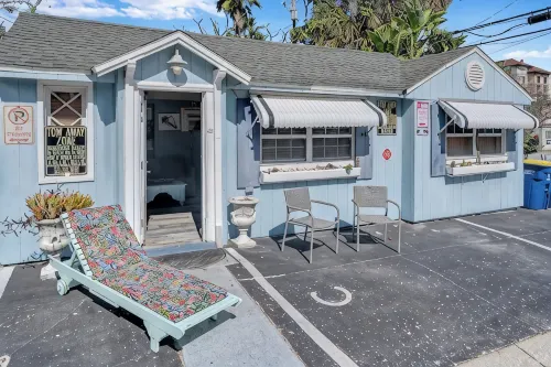 Historic Beach Cottage Steps from Beach. Pet Friendly! Sleeps 5