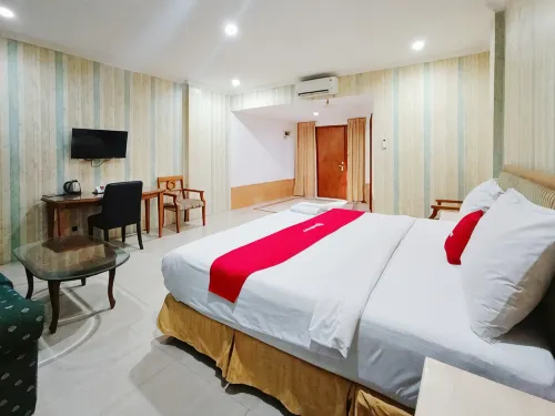 RedDoorz at Hotel Istana Permata Ngagel Surabaya