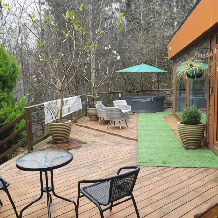 Relaxing couples getaway with hot tub Отели в г. Конгльтон