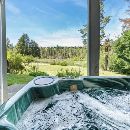 The Historic River Lodge - Your Private Riverfront Suite