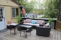 Cozy 3-bedroom cabin in enchanting Pocono Lake with AC, WiFi