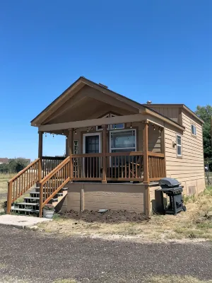 Cozy 1 King bedroom + loft cabin in charming Colorado Springs near USAFA
