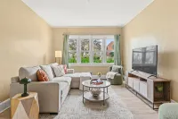Brady St Retreat Front House - Sleeps 8 & Pets - บังกะโล