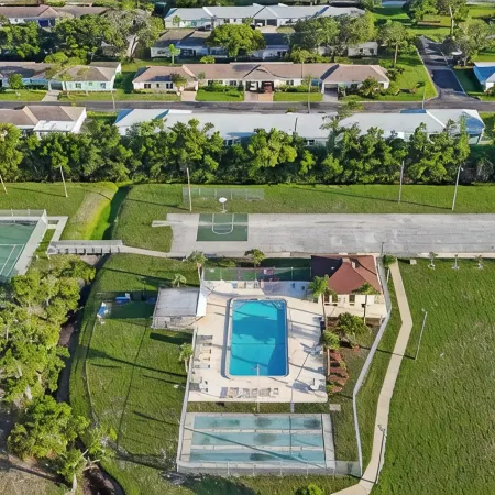 Charming 2-bedroom villa in Seminole with pool, WiFi and AC