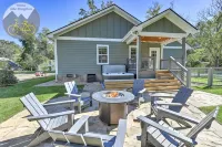 Yellow Bike Bungalow-Block from Bike Trail-Fireplace & Hot Tub - Dog Friendly - 4-Star