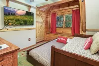 Hilltop Log Cabin on 4.5 Acres. Panoramic Views, Clean and Pet Friendly - balcony