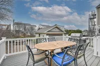 Beautiful Spacious Beach Home, Private Deck & Grill, 5-min to Beach w/ Badges - 4-Star