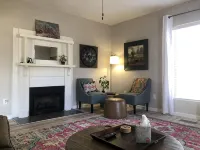 Artistic Retreat - Walk Downtown, Sparkling Clean!
