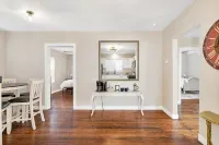 Cozy Downtown Cottage - Homestays