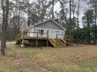 Nice cottage located on Lake Sinclair.   Lots of room with great views - 3성급
