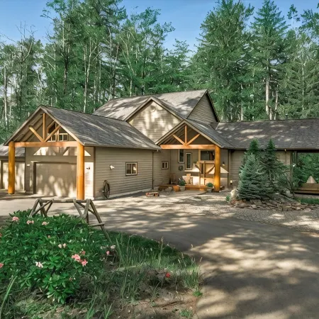 4000sqft, 1-acre Custom Cabin Retreat w Game Room, Hot Tub & Sauna @Mt Hood