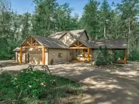 4000sqft, 1-acre Custom Cabin Retreat w Game Room, Hot Tub & Sauna @Mt Hood - 4-Star
