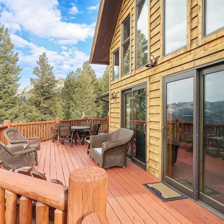 Cozy Estes Park Cabin w/ Stunning Mountain Views!