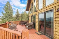 Cozy Estes Park Cabin w/ Stunning Mountain Views!