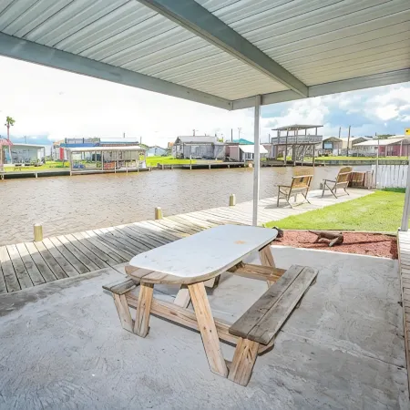 (RV2) Paradise in Sargent. Saltwater canal, minutes to ICW and beach.
