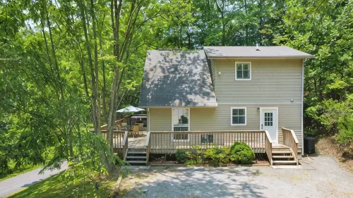 Smoky Mountain Retreat, 5 Min to Downtown Bryson City ~ Hot Tub ~ Hiking.