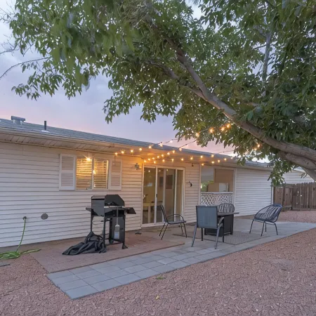 3 Bedroom With Stunning Yard Close to Horseshoe.