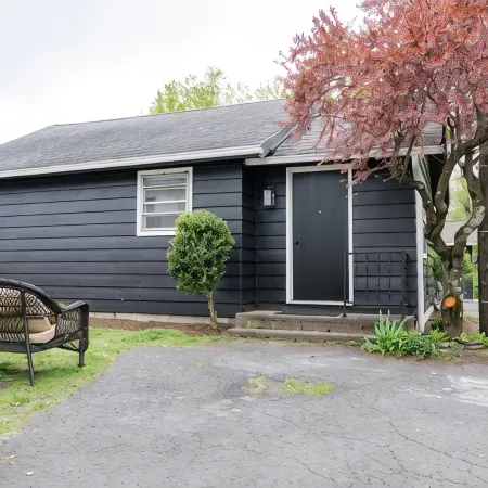Retro Retreat: renovated 2BR, desk, no chore list!