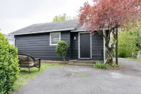 Retro Retreat: renovated 2BR, desk, no chore list!