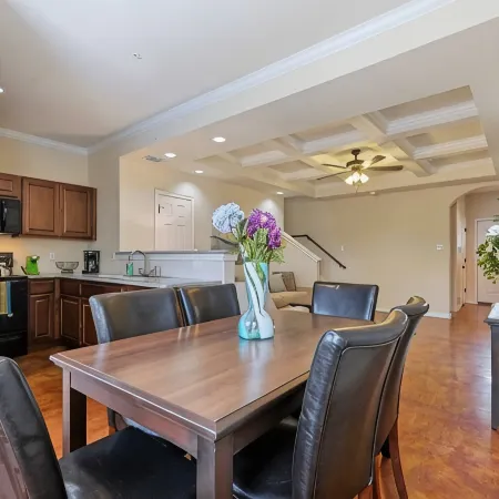 20% OFF Updated 3BR 2.5BTH Townhome - Pet-friendly - Fast WiFi-Driveaway Parking