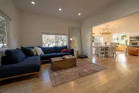 Jungalow Bungalow w/hot tub right across from WWU, close to downtown and shops!
