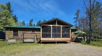 Beautifully Remodeled Private Cabin in the Woods with Screen Porch - 3-Sterne