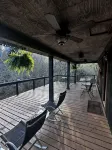 Creek-side getaway, big deck, easy access to the city while being off the grid! - 3성급
