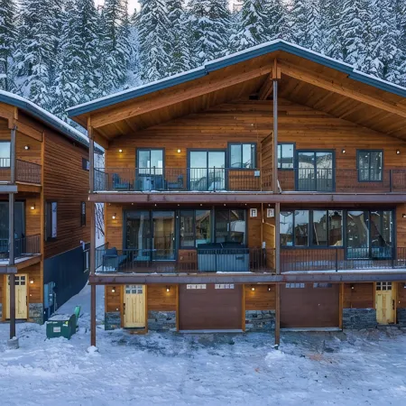 Luxury 4Br Chalet Near Schweitzer Mountain Resort – Hot Tub & Radiant Heat