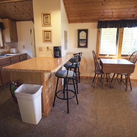 Cozy 2 bedroom cottage with full kitchen minutes from Pictured Rocks Cruises!