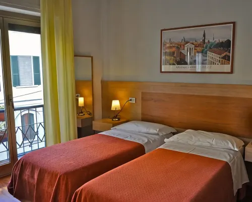 Hotel Dover Các khách sạn gần Ga Lanza