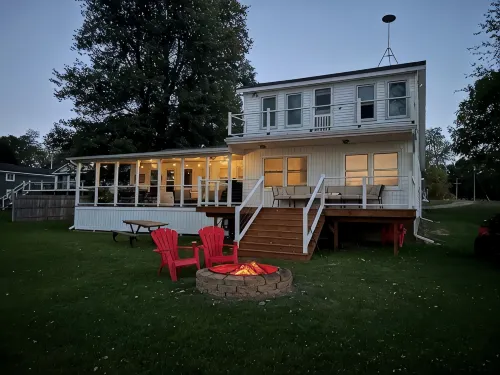 Cozy 3bd/3bth on Thornapple Lake, close to boat launch, shopping, restaurants!