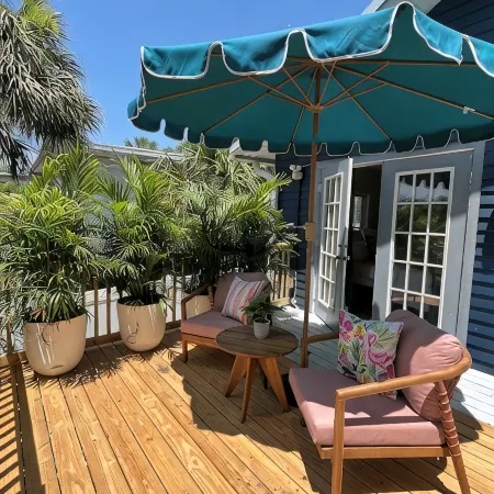 Charming 2-bedroom cottage in downtown Mount Dora with RV parking, pets welcome Отели в г. Маунт Дора