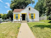 Modern Bungalow • Hot Tub, Sauna • Near Downtown - Homestays