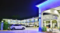 Scottish Inns and Suites Alvin - parking