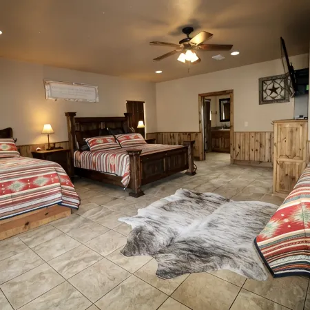 Beautiful 5/5.5 Home on 5 Acres w/Private Pool. River Access 2 m. Away