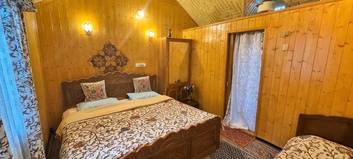 Golden Hopes Group of Houseboats Hotels in Srinagar