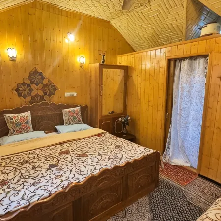 Golden Hopes Group of Houseboats