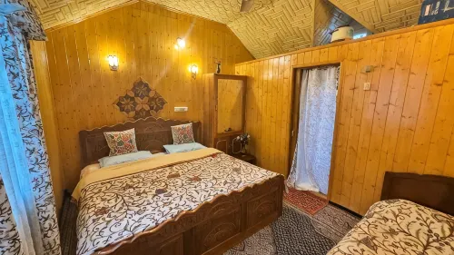 Golden Hopes Group of Houseboats