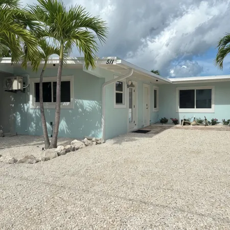 10% Discount Til August 2026! 3Br 3BA, Tiki Hut, 37' Dock, Cabana Club Memb.