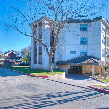 Updated Single Story Comal River Condo with Pool-Walk to Downtown NB