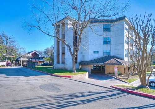 Updated Single Story Comal River Condo with Pool-Walk to Downtown NB