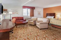 Super 8 by Wyndham Sterling Heights/Detroit Area - parking