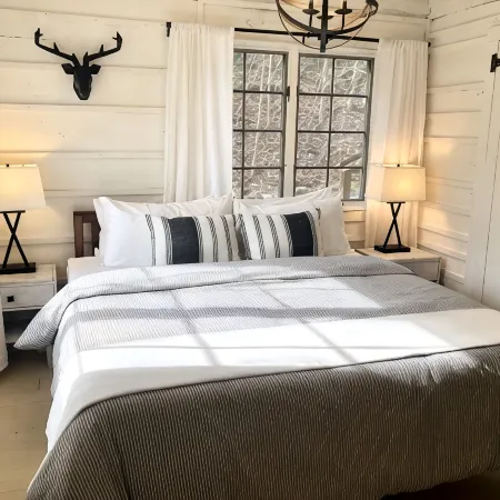 Quiet farmhouse with pond, trails, hot tub, close to skiing and breweries