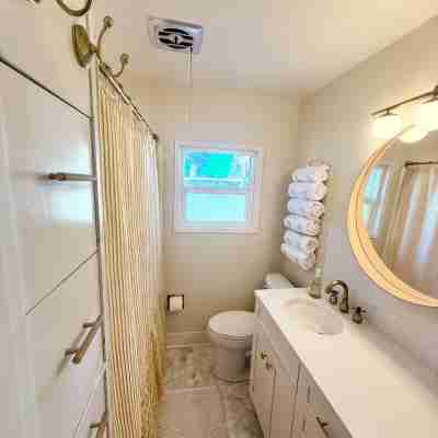 Birdy Bungalow-3BR, hot tub, near Olympic NP, AC, Wifi Rooms