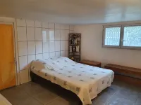 50 m2 basement apartment (ceiling height 1.80 m) Hôtels à : Figari