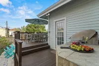 Walk to Pleasure Pier; heated pool & hot tub - Jacuzzi