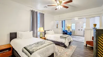 1 Block to Trolley, Short Walk to Historic Cemeteries, Clean, Coffee Bar Hotels near Foilage Park
